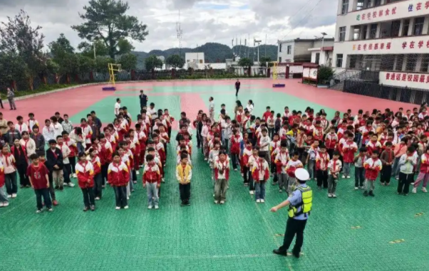 交通安全知识入脑入心有效提升师生交通安全意识与自我防护能