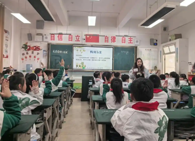 创新构建课程讲堂点评三擎驱动育人模式逐步构成一体化育人格