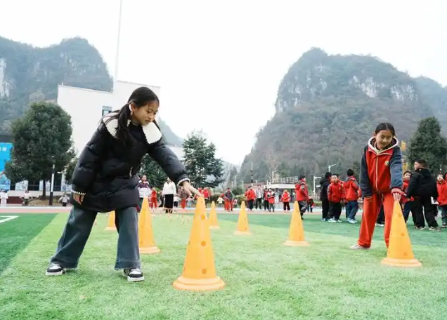 同学们正一起拼搭心情积木五颜六色的积木块在他们手中逐渐成