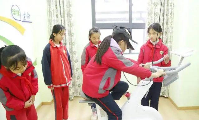 一班一学期一课将传统的心思咨询室变为充满趣味性与互动性空