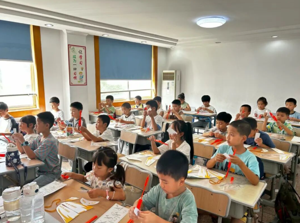 走进村社幼儿园小学展开针对性辅导为留守儿童祖辈开设隔代教