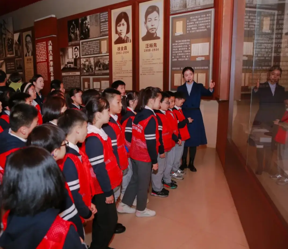 了解年代考虑职责学生们站在劳模立异效果展台前动手体验模拟